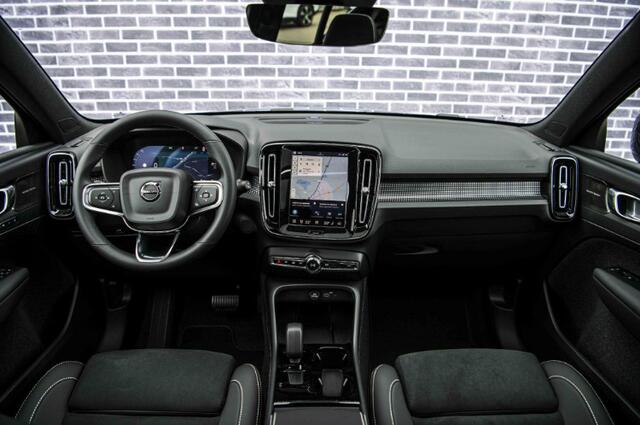 Volvo EX40 Single Motor Extended Range Ultra Black Edition Europa | Harman Kardon audio | 20" Lichtmetalen velgen | Panoramadak | Getint Glas | Stoel en stuurwielverwarming | Elektrische stoelverstelling | Nubuck bekleding | Adaptive Cruise Control | Dodehoekdetectie |