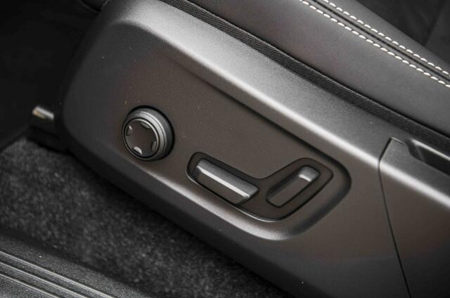 Volvo EX40 Single Motor Extended Range Ultra Black Edition Europa | Harman Kardon audio | 20" Lichtmetalen velgen | Panoramadak | Getint Glas | Stoel en stuurwielverwarming | Elektrische stoelverstelling | Nubuck bekleding | Adaptive Cruise Control | Dodehoekdetectie |