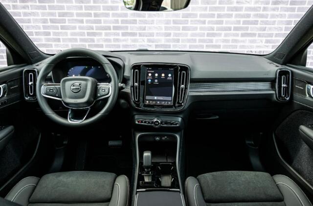 Volvo EX40 Single Motor Extended Range Ultra Black Edition Europa | Google | Long Range | Harman Kardon Audio | 20" Lichtmetalen Velgen | Panoramadak | Getint Glas | Elektrische Stoelverstelling | Nubuck Bekleding | Adaptive Cruise Control | Dodehoekdetectie | 360 Camera | Zitverlenging | Elek. Achterklep | Keyless
