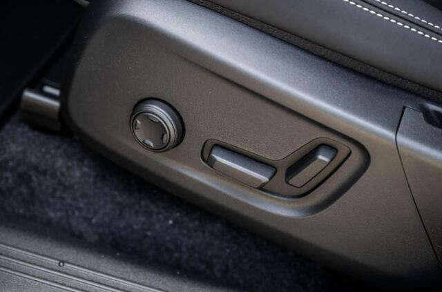 Volvo EX40 Single Motor Extended Range Ultra Black Edition Europa | Google | Long Range | Harman Kardon Audio | 20" Lichtmetalen Velgen | Panoramadak | Getint Glas | Elektrische Stoelverstelling | Nubuck Bekleding | Adaptive Cruise Control | Dodehoekdetectie | 360 Camera | Zitverlenging | Elek. Achterklep | Keyless