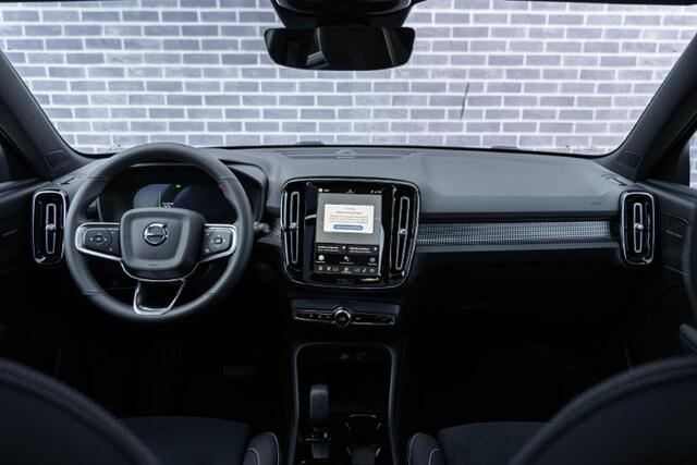 Volvo EX40 Single Motor Extended Range Ultra Black Edition Europa | Google | Long Range | Harman Kardon Audio | 20" Lichtmetalen Velgen | Panoramadak | Getint Glas | Elektrische Stoelverstelling | Nubuck Bekleding | Adaptive Cruise Control | Dodehoekdetectie | 360 Camera | Zitverlenging | Elek. Achterklep | Keyless