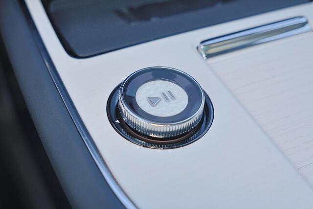 Volvo EX90 Performance Ultra 7p. 111 kWh - Luchtvering - Panoramadak - IntelliSafe Assist & Surround - 360º Camera - Bowers & Wilkins audo - Verwarmde voorstoelen, stuur & achterbank - Parkeersensoren voor & achter - Head up display - Extra getint glas - Inklapbare 