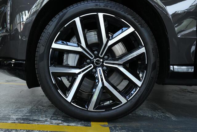 Volvo EX90 Twin Motor Ultra 7p. 106 kWh | Elektrochromatisch panoramadak | Bowers & Wilkins Premium Audio | Luchtvering en automatische niveauregeling | 22" 5-Y Spaaks Glossy Black Diamond Cut velgen | Nappaleer met ventilatie | Parkeersensoren voor + achter | Pilot Assist | 360° Parkeercamera