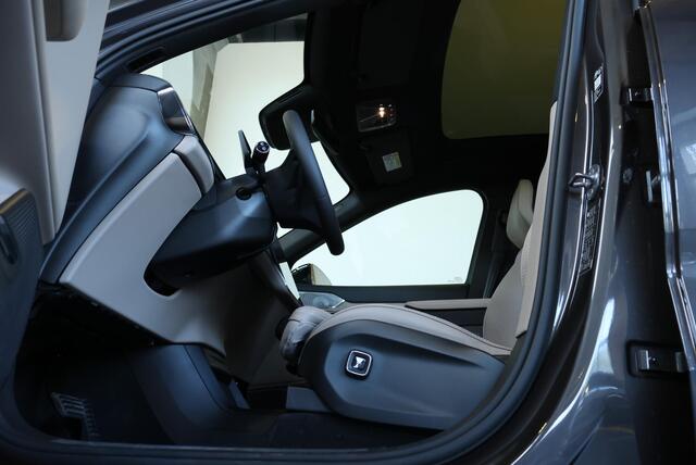 Volvo EX90 Twin Motor Ultra 7p. 106 kWh | Elektrochromatisch panoramadak | Bowers & Wilkins Premium Audio | Luchtvering en automatische niveauregeling | 22" 5-Y Spaaks Glossy Black Diamond Cut velgen | Nappaleer met ventilatie | Parkeersensoren voor + achter | Pilot Assist | 360° Parkeercamera