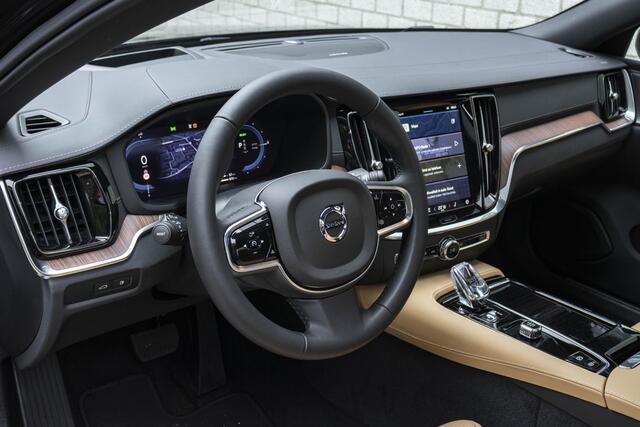 Volvo S60 T6 Automaat Recharge AWD Ultimate Bright | Premium Audio by Harman Kardon | Head-Up display | Panoramadak | Nappa leder interieur | Interieur voorverwarming | 360º Camera