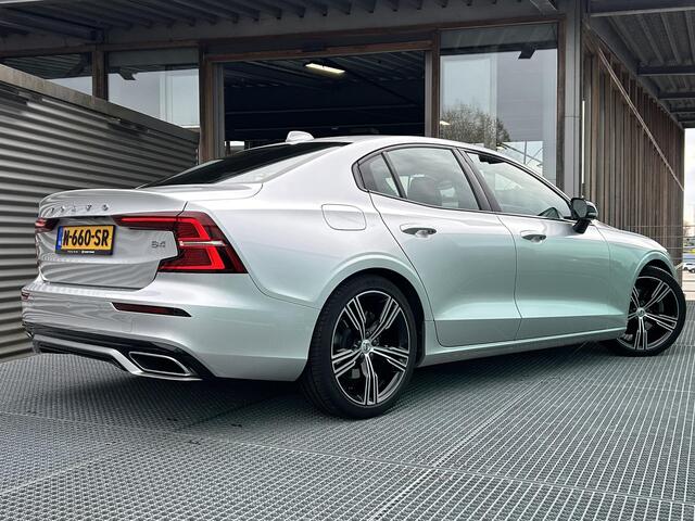 Volvo S60 2.0 B4 R-Design , Automaat , Adaptive Cruise , Trekhaak , Stoelen+Stuur+Achterbank Verwarmd , Camera , Carplay , BLIS , DAB , Elek. Verstelbare Stoelen Met Geheugen , Standkackel , Voorruit Verwarmd ,