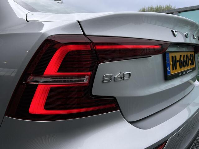 Volvo S60 2.0 B4 R-Design , Automaat , Adaptive Cruise , Trekhaak , Stoelen+Stuur+Achterbank Verwarmd , Camera , Carplay , BLIS , DAB , Elek. Verstelbare Stoelen Met Geheugen , Standkackel , Voorruit Verwarmd ,