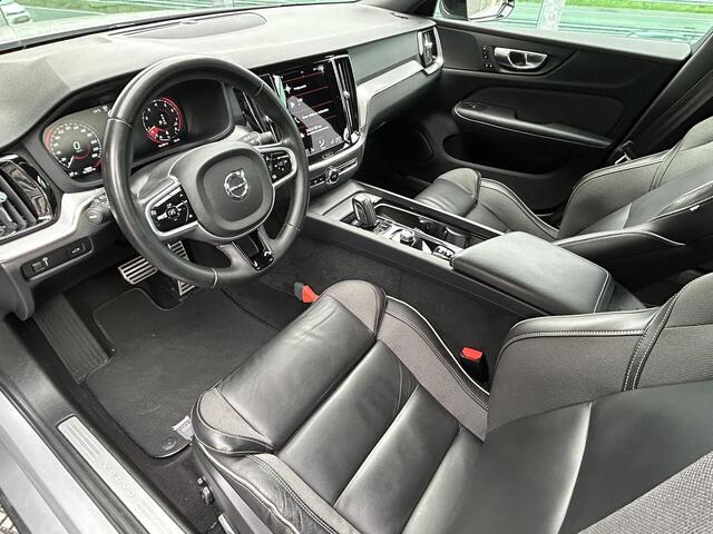 Volvo S60 2.0 B4 R-Design , Automaat , Adaptive Cruise , Trekhaak , Stoelen+Stuur+Achterbank Verwarmd , Camera , Carplay , BLIS , DAB , Elek. Verstelbare Stoelen Met Geheugen , Standkackel , Voorruit Verwarmd ,