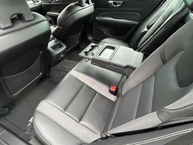 Volvo S60 2.0 B4 R-Design , Automaat , Adaptive Cruise , Trekhaak , Stoelen+Stuur+Achterbank Verwarmd , Camera , Carplay , BLIS , DAB , Elek. Verstelbare Stoelen Met Geheugen , Standkackel , Voorruit Verwarmd ,