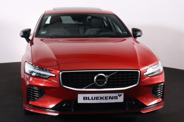 Volvo S60 T8 AWD Recharge R-Design - Panorama/schuifdak - IntelliSafe Assist & Surround - 360º Camera - Bowers & Wilkins audio - Adaptieve LED koplampen - Verwarmde voorstoelen, stuur & achterbank - Parkeersensoren voor & achter - Elektr. bedienb. voorstoelen met g