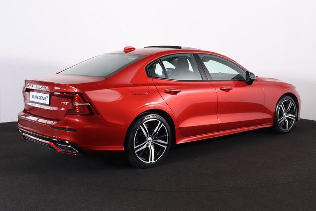 Volvo S60 T8 AWD Recharge R-Design - Panorama/schuifdak - IntelliSafe Assist & Surround - 360º Camera - Bowers & Wilkins audio - Adaptieve LED koplampen - Verwarmde voorstoelen, stuur & achterbank - Parkeersensoren voor & achter - Elektr. bedienb. voorstoelen met g