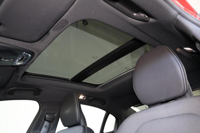 Volvo S60 T8 AWD Recharge R-Design - Panorama/schuifdak - IntelliSafe Assist & Surround - 360º Camera - Bowers & Wilkins audio - Adaptieve LED koplampen - Verwarmde voorstoelen, stuur & achterbank - Parkeersensoren voor & achter - Elektr. bedienb. voorstoelen met g