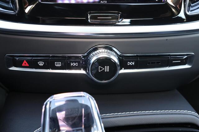 Volvo S60 Recharge T8 AWD Ultimate Dark - LONG RANGE -Panorama/schuifdak - IntelliSafe Assist & Surround - 360º Camera - Bowers & Wilkins audio - Adaptieve LED koplampen - Verwarmde voorstoelen, stuur & achterbank - Parkeersensoren voor & achter - Elektr. bedienb. 