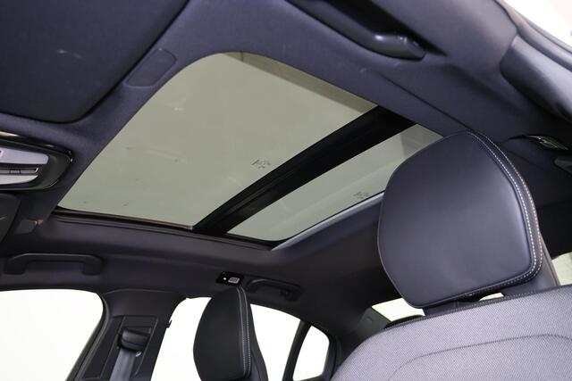 Volvo S60 T8 Recharge AWD Ultra Dark - LONG RANGE - Panorama/schuifdak - IntelliSafe Assist & Surround - 360º Camera - Bowers & Wilkins audio - Adaptieve LED koplampen - Verwarmde voorstoelen, stuur & achterbank - Parkeersensoren voor & achter - Elektr. bedienb. vo