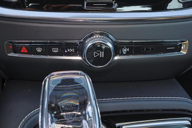 Volvo S60 T8 Recharge AWD Ultra Dark - LONG RANGE - Panorama/schuifdak - IntelliSafe Assist & Surround - 360º Camera - Bowers & Wilkins audio - Adaptieve LED koplampen - Verwarmde voorstoelen, stuur & achterbank - Parkeersensoren voor & achter - Elektr. bedienb. vo