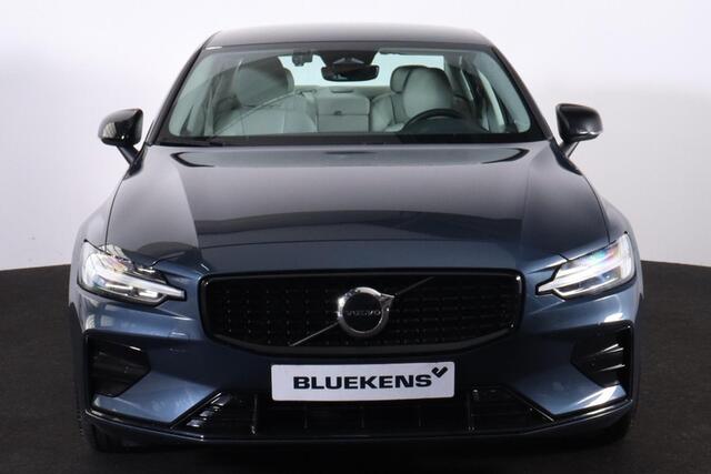 Volvo S60 B4 197pk Plus Dark - Adaptieve Cruise Control - Elektrisch verstelbare voorstoelen - Verwarmbare stoelen voor en achter - Parkeersensoren voor en achter - Achteruitrijcamera - 19" Glossy Black wielen