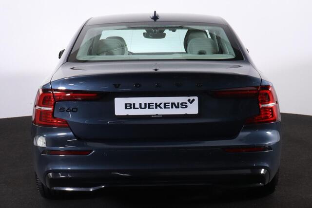 Volvo S60 B4 197pk Plus Dark - Adaptieve Cruise Control - Elektrisch verstelbare voorstoelen - Verwarmbare stoelen voor en achter - Parkeersensoren voor en achter - Achteruitrijcamera - 19" Glossy Black wielen