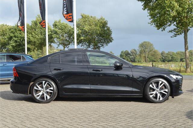Volvo S60 2.0 T5 R-Design Pano | Harman Kardon | Elektr trekhaak | Stoelverwarming + achter + stuur | Pilot Assist | Leer | Headup | Dodehoeksensor | Bochtverlichting
