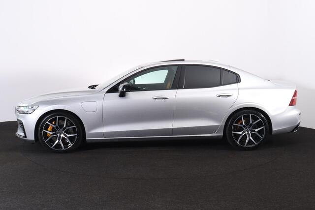 Volvo S60 T8 AWD Polestar Engineered - Schuifdak - IntelliSafe Assist - Adaptieve LED koplampen - Harman/Kardon audio - Parkeercamera achter - Verwarmde voorstoelen, stuur & achterbank - Parkeersensoren voor & achter - Elektr. bedienb. voorstoelen met geheugen - St