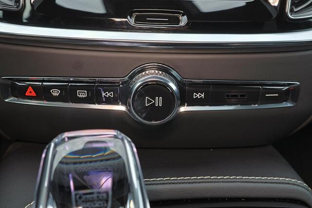 Volvo S60 Recharge T6 AWD Plus Dark - Panorama/schuifdak - IntelliSafe Assist & Surround - 360º Camera - Harman/Kardon audio - Adaptieve LED koplampen - Verwarmde voorstoelen, stuur & achterbank - Parkeersensoren voor & achter - Elektr. bedienb. voorstoelen met geh