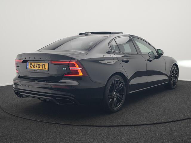 Volvo S60 Recharge T8 AWD R-Design Plug in Hybrid 391pk Black Dealer O.H PHEV | Schuifdak | Bowers & Wilkins | Head Up | Adaptive Cruise | 360 Camera | Luxe Lederen Sportstoelen Massage & Memory | 19"L.M | Keyless | Navigatie |
