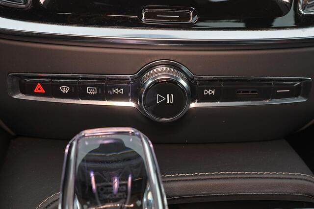 Volvo S60 Recharge T8 AWD Ultimate Dark - Panorama/schuifdak - IntelliSafe Assist & Surround - 360º Camera - Bowers & Wilkins audio - Adaptieve LED koplampen - Verwarmde voorstoelen, stuur & achterbank - Parkeersensoren voor & achter - Elektr. bedienb. voorstoelen 