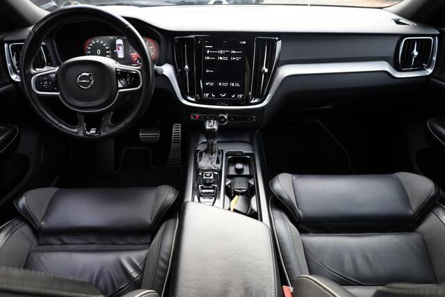 Volvo S60 2.0 T4 R-Design CAMERA LEER CARPLAY MEMORY TREKHAAK-ELEC. STOELVERW. DAB ZWARTE-HEMEL HARMAN&KARDON 2xELEC.VERST.STOELEN 18"LMV ENZ!