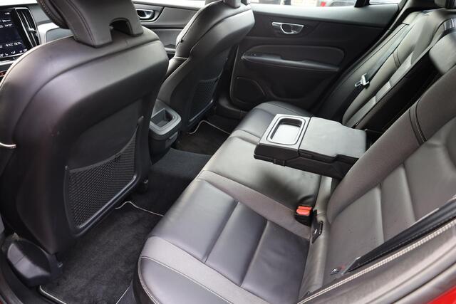 Volvo S60 2.0 T4 R-Design CAMERA LEER CARPLAY MEMORY TREKHAAK-ELEC. STOELVERW. DAB ZWARTE-HEMEL HARMAN&KARDON 2xELEC.VERST.STOELEN 18"LMV ENZ!