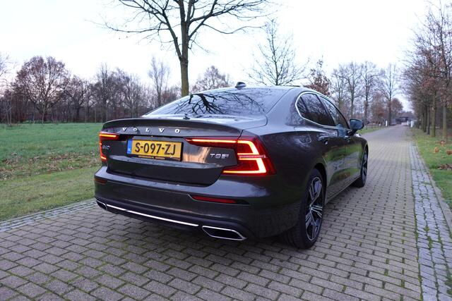 Volvo S60 2.0 T8 AWD Twin Engine R-Design | Harman Kardon | Pano | Head-up | BLIS | Camera | Memory | Pilot Assist |