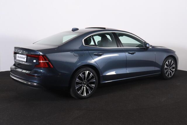 Volvo S60 Recharge T6 AWD Plus Bright - Panorama/schuifdak - Sportstoelen - IntelliSafe Assist & Surround - Parkeercamera achter - Parkeersensoren voor & achter - Elektr. bedienb. voorstoelen met geheugen - Elektr. inklapbare trekhaak - 18' LMV