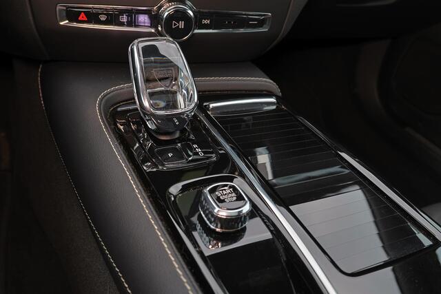 Volvo S60 Recharge T6 AWD Plus Bright - Panorama/schuifdak - Sportstoelen - IntelliSafe Assist & Surround - Parkeercamera achter - Parkeersensoren voor & achter - Elektr. bedienb. voorstoelen met geheugen - Elektr. inklapbare trekhaak - 18' LMV