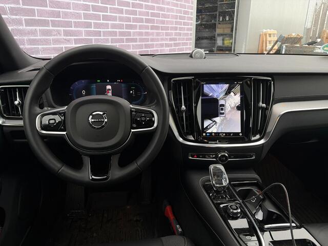 Volvo S60 2.0 Recharge T6 AWD Ultimate Dark | Trekhaak | Bowers & Wilkins | Head-Up Display | Panoramisch Schuif/-kanteldak | 360 Camera | Memory Seats | Adaptive Cruise Control | BLIS | All-Season Banden |