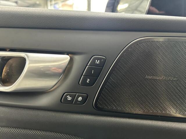 Volvo S60 Recharge T6 AWD Plus Dark | Plug-In Hybride (PHEV) | Panoramadak | Sportstoelen | Harman Kardon Audio | Stoel- en Stuurverwarming | Lichtmetalen Velgen 19 inch | BLIS | Navigatie | Apple Carplay | Android Auto