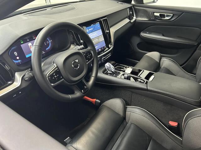 Volvo S60 Recharge T6 AWD Plus Dark | Plug-In Hybride (PHEV) | Panoramadak | Sportstoelen | Harman Kardon Audio | Stoel- en Stuurverwarming | Lichtmetalen Velgen 19 inch | BLIS | Navigatie | Apple Carplay | Android Auto