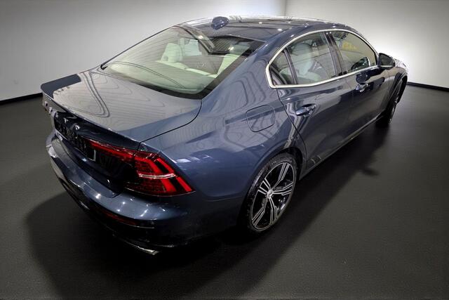 Volvo S60 2.0 Recharge T8 AWD 287kW/390pk Aut8 Inscription PANORAMADAK + HARMAN/KARDON + ADAPT.CRUISE + STOELMASSAGE&-VENTILATIE + 360 CAMERA + STOEL-&STUURVERWARMING + LANE ASSIST + PILOT ASSIST + KEYLESS ENTRY&GO + PARKSENSOREN V&A + 19" LM-VELGEN!!