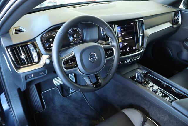 Volvo S60 B3 R-Design | Panoramadak | Stoelverwarming | Adaptive Cruise Control | Parkeerverwarming | BLIS | Parkeersensoren voor + achter | Parkeersensoren voor + achter | Parkeercamera | 19'' Lichtmetalen velgen |