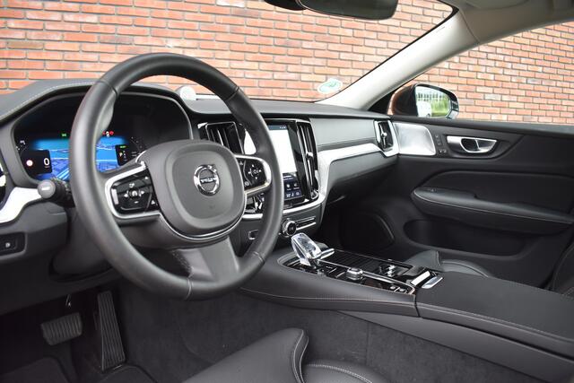 Volvo S60 T6 Recharge 350PK AWD Ultimate Bright | Bowers en Wilkins | Trekhaak | Rondomzicht camera | Massage functie voorstoelen