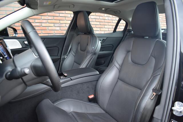 Volvo S60 T6 Recharge 350PK AWD Ultimate Bright | Bowers en Wilkins | Trekhaak | Rondomzicht camera | Massage functie voorstoelen