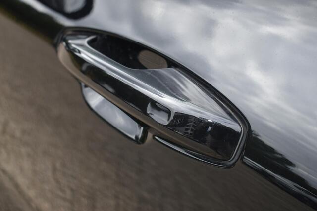 Volvo S60 B4 Plus Dark | Harman Kardon Premium Sound | 20'' lichtmetalen velgen | Elektrisch verstelbare stoelen met geheugen | Elektrisch uitklapbare trekhaak | Stuur en stoelverwarming | Achteruitrijcamera | Keyless | Google Navigatie |
