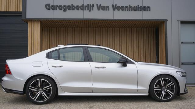 Volvo S60 2.0 163pk B3 R-Design & Style-Pack Pano.Dak *Black Style* Leder ACC Virtual Cockpit BLIS 19inch LM Stoel/Stuurwiel V.W. *NL auto* Unieke staat!