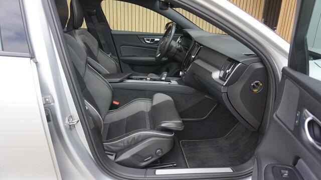 Volvo S60 2.0 163pk B3 R-Design & Style-Pack Pano.Dak *Black Style* Leder ACC Virtual Cockpit BLIS 19inch LM Stoel/Stuurwiel V.W. *NL auto* Unieke staat!