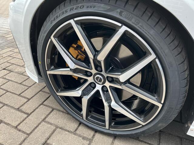 Volvo S60 2.0 B5 R-Design | Panoramadak | Harman Kardon Audio | Achteruitrijcamera | Parkeersensoren | Keyless Entry | Elektrische Achterklep | Elektrisch Verstelbare Voorstoelen | Stoelverwarming | Cruise Control Adaptief | BLIS | Navigatie | Apple Carplay | Android Auto