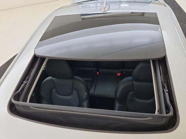 Volvo S60 2.0 B3 Inscription | Adaptieve Cruise Control | Panoramadak | Trekhaak | 360º Parkeercamera | Head-Up Display | 19" Velgen | Harman Kardon Audio | Stoel-/Stuurverwarming |