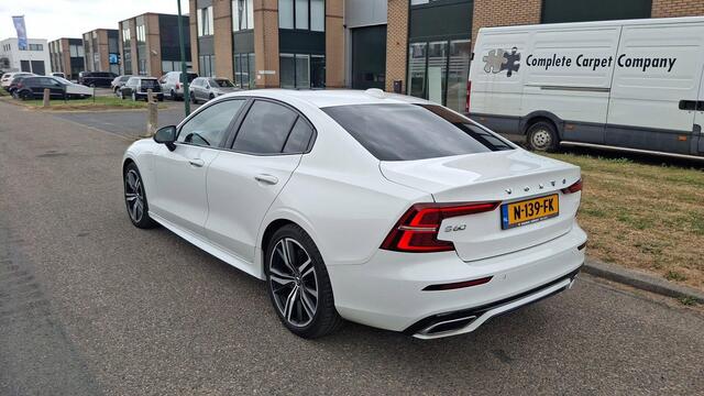 Volvo S60 Recharge T6 AWD R-Design | Trekhaak | 19 Inch Velgen | Power Seats | Harman / Kardon |