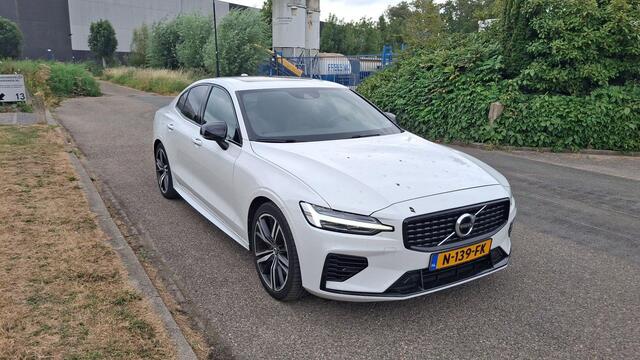 Volvo S60 Recharge T6 AWD R-Design | Trekhaak | 19 Inch Velgen | Power Seats | Harman / Kardon |