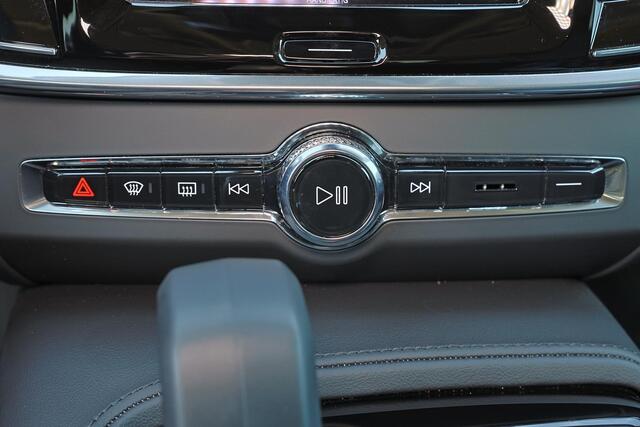 Volvo S90 T8 AWD Ultra Dark - LONG RANGE - IntelliSafe Assist & Surround - 360º Camera - Harman/Kardon audio - Adaptieve LED koplampen - Verwarmde voorstoelen, stuur & achterbank - Parkeersensoren voor & achter - Elektr. bedienb. voorstoelen met geheugen - Head up 