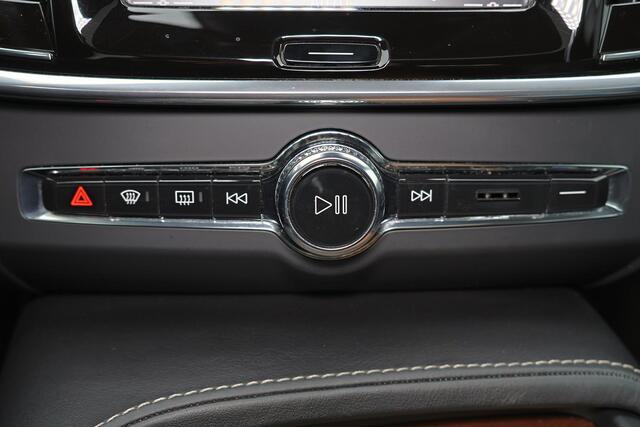 Volvo S90 T4 Business Luxury Plus - Intellisafe Surround - Head up display - BLIS dodehoekassistentie - Parkeercamera achter - Parkeersensoren v/a - Sensus navi - Apple® CarPlay - Android Auto - Verwarmbare voor & achterstoelen - Verwarmbaar stuurwiel - Panorama/sc