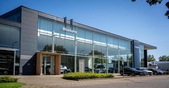 Volvo S90 T4 Momentum - Elektr. verstelbare bestuurdersstoel met geheugen - Apple® CarPlay - Android Auto - Elektr. bedienbare achterklep - Stoelverwarming voor & achter - Stuurwielverwarming - Standkachel - Keyless - DAB - Parkeersensoren voor & achter - Drive Mod