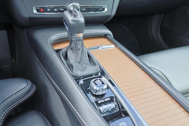 Volvo S90 T4 Inscription - IntelliSafe Assist & Surround - Parkeercamera achter - Verwarmde voorstoelen - Parkeersensoren voor & achter - Elektr. bedienb. voorstoelen met geheugen - 18' LMV