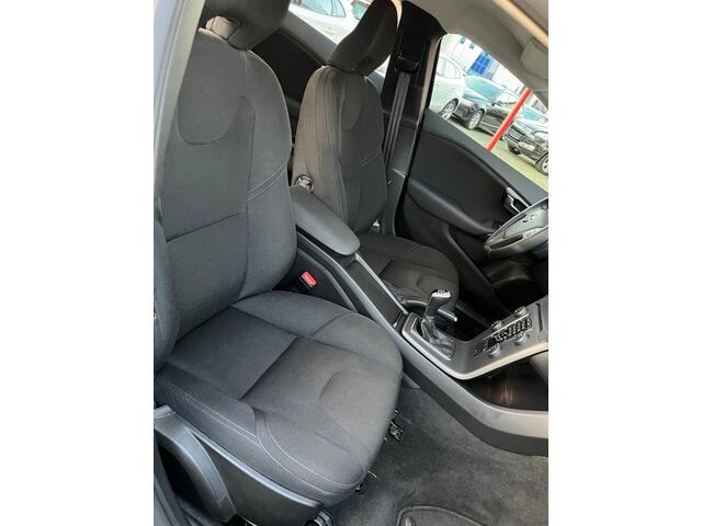 Volvo V40 T3 150PK Momentum Winterpakket/BLUETHOOTH/DEALER ONDERHOUDEN